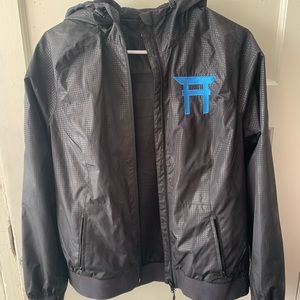 Rain coat with pagoda stitching never used size m